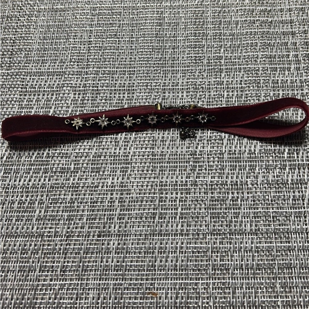 Maroon choker